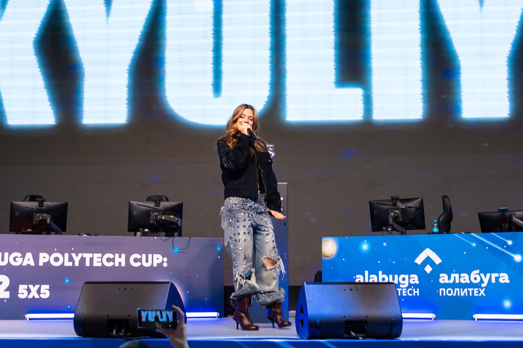 Артист на сцене в live-формате